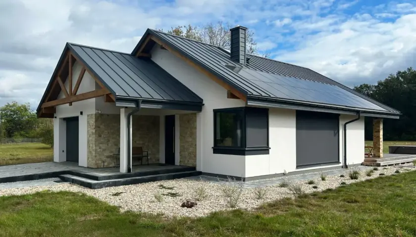 Nowy dom z panelami słonecznymi i kamienną elewacją, gotowy do zamieszkania. Pozwolenie na użytkowanie już jest!