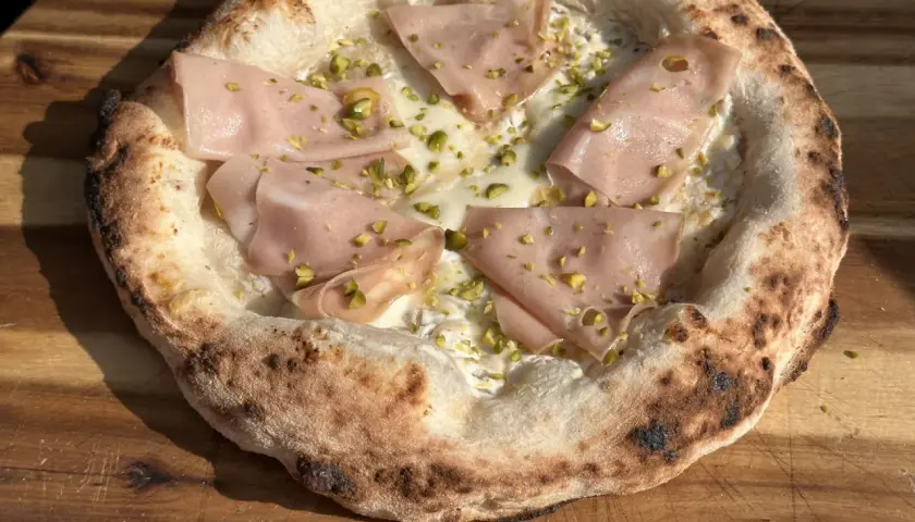 Pizza mit zartem, luftigem **pizza teig frische hefe**, belegt mit Mortadella und Pistazien.