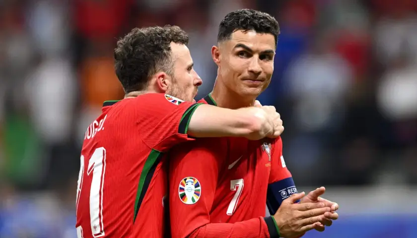Diogo Jota obejmuje Cristiano Ronaldo po zdobyciu bramki.