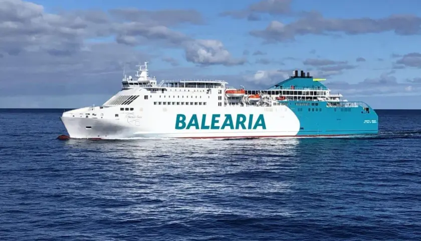 Un gran barco de Baleària navega por el mar azul, rumbo a Mallorca desde Valencia.