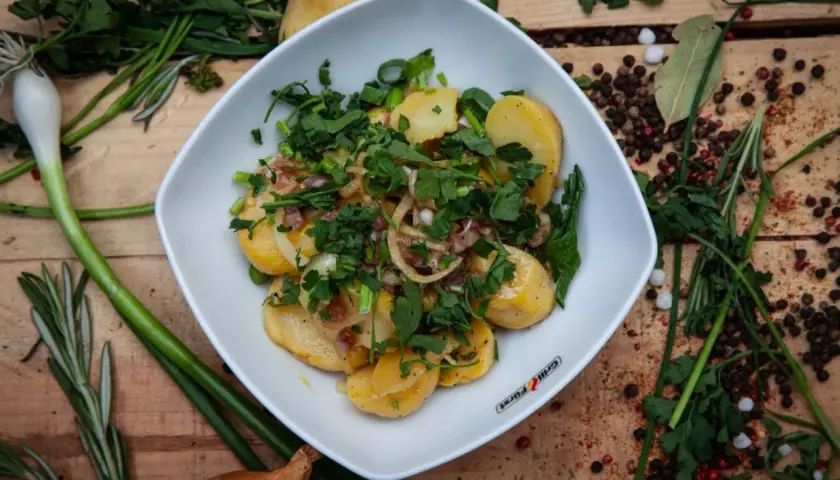 Kartoffelsalat mit Speck und Kräutern. Ob man Kartoffelsalat einfrieren kann, ist fraglich, aber dieser sieht köstlich aus!