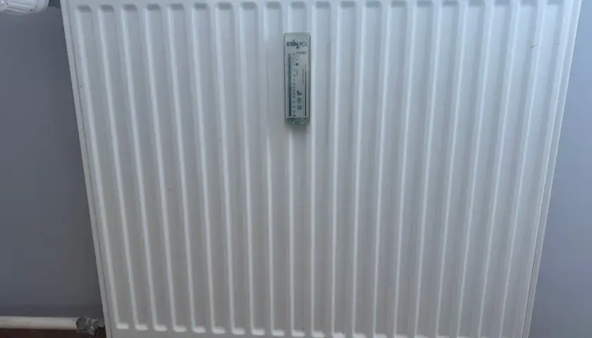 Termometr na grzejniku pomaga jak obliczyć koszty ogrzewania w bloku. Odczyt temperatury to klucz do oszczędności.