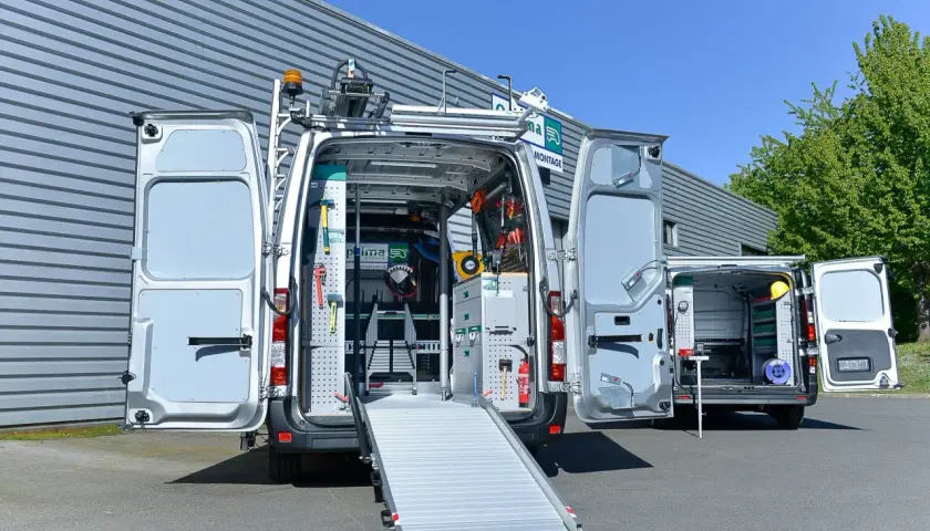 Un fourgon aménagé pour le montage, prêt à l'emploi avec ses outils et sa rampe.