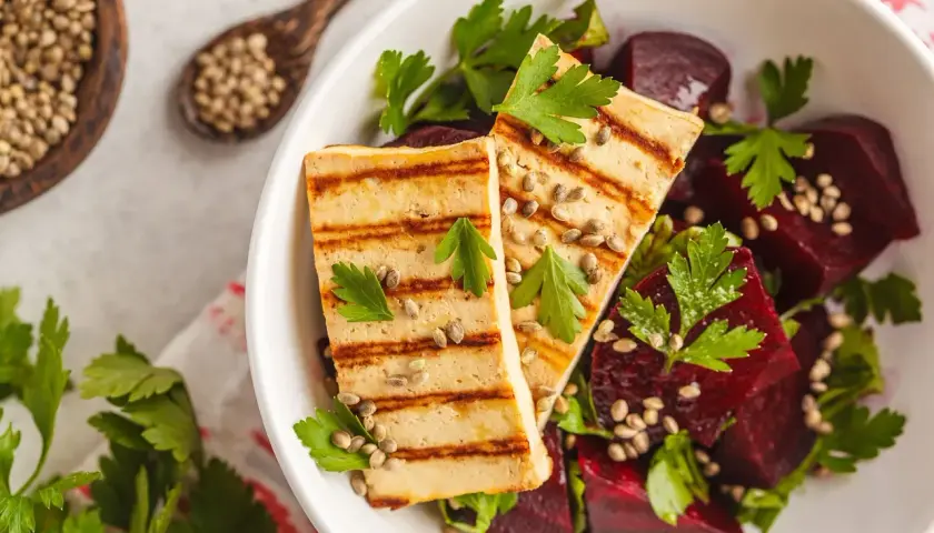 Grillowany tofu z burakami i ziołami. Idealne na dietę bez glutenu, nabiału i cukru. Przepisy na zdrowe posiłki.