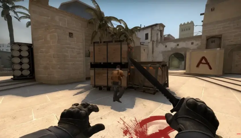 Gracz w Counter-Strike 2 z nożem w ręku, gotowy do ataku na przeciwnika w pustynnej lokacji.