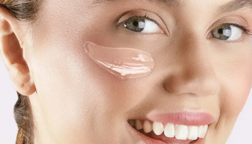Primer trasparente applicato sul viso, pronto per il trucco. Scopri come si usa il primer per una pelle perfetta.