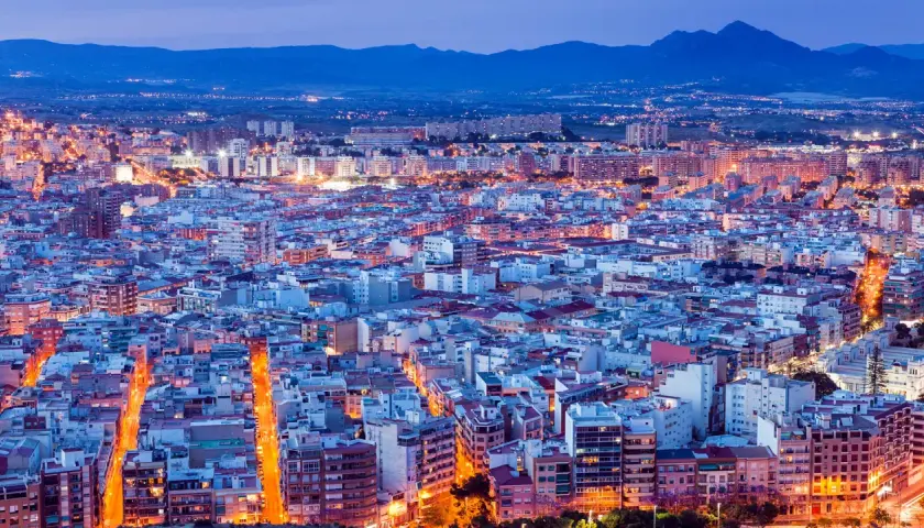 Alicante nocą, pełne świateł miasto, gdzie nawet w listopadzie pogoda sprzyja spacerom po rozświetlonych ulicach.