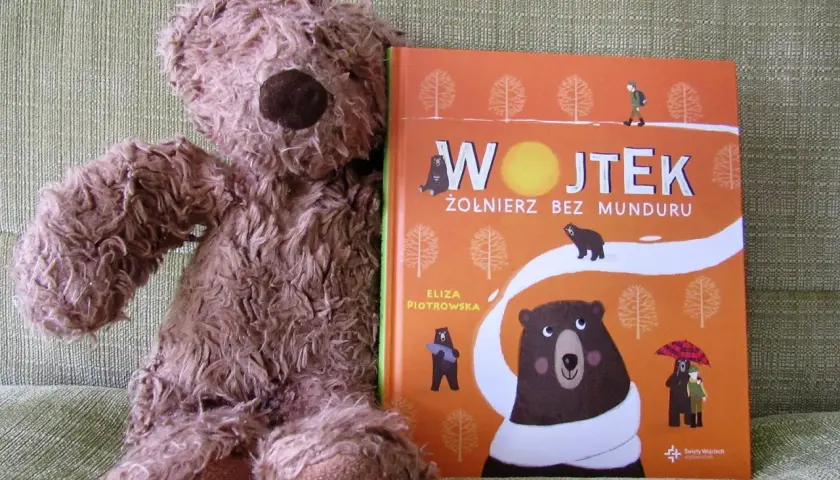 Pluszowy dziadek i niedźwiadek Wojtek, bohater książki "Żołnierz bez munduru", siedzą obok siebie.