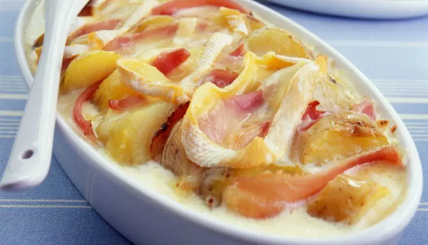 Plat gratiné de pommes de terre, fromage fondant et fines tranches de jambon cru. Un délice de tartiflette jambon cru.