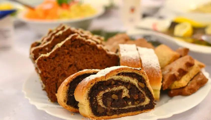 Na talerzu ciasto drożdżowe z makiem, piernik i ciasteczka. Idealne, by dowiedzieć się, jak sparzyć mak.