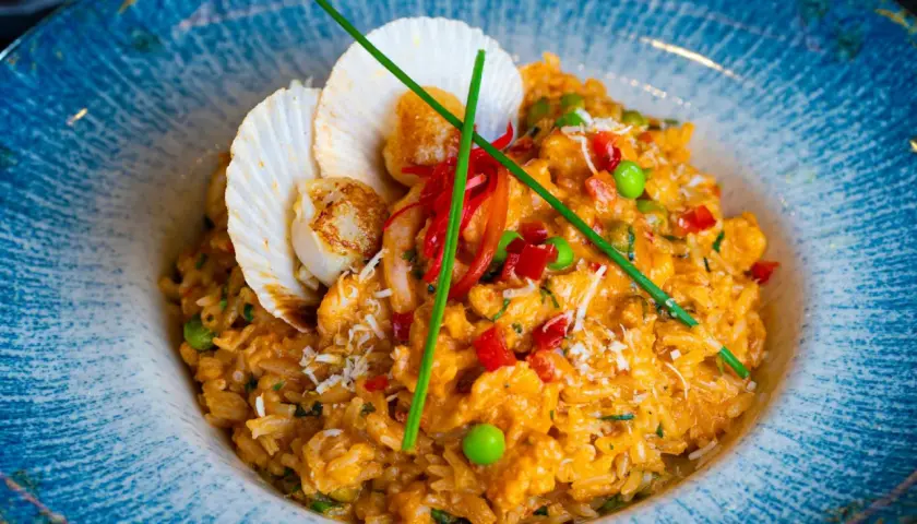 Un crémeux risotto aux fruits de mer, garni de noix de Saint-Jacques poêlées et de crevettes. Une recette risotto qui fait voyager les papilles.