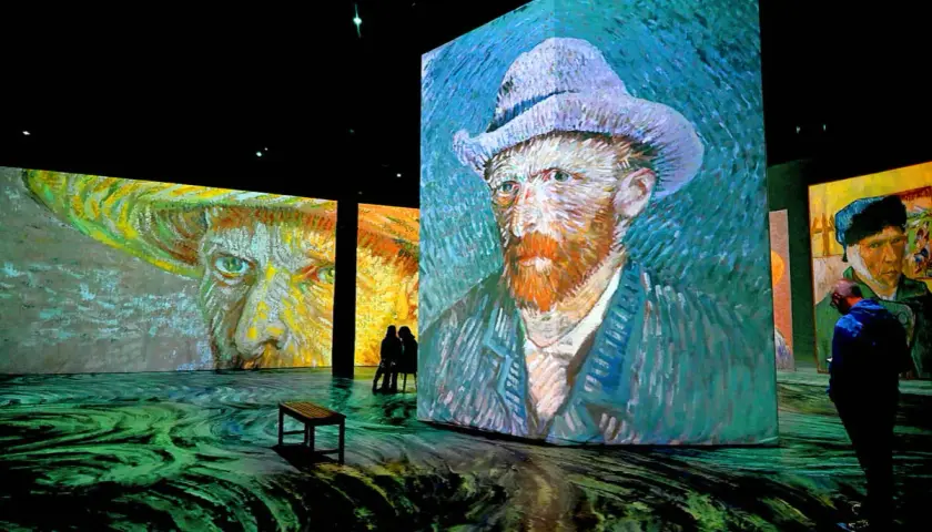 Wystawa Van Gogh w Warszawie: wielkoformatowe projekcje obrazów artysty, w tym portretów, ożywiają przestrzeń.