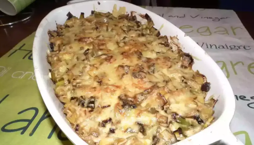 Un plat gratiné de croziflette avec des morceaux de saucisse de Morteau, prêt à être dégusté.