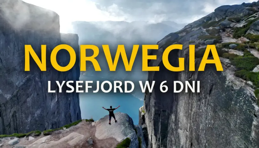 Niesamowite widoki na norweskie stavanger fiordy. Człowiek na skale cieszy się majestatem Lysefjordu.