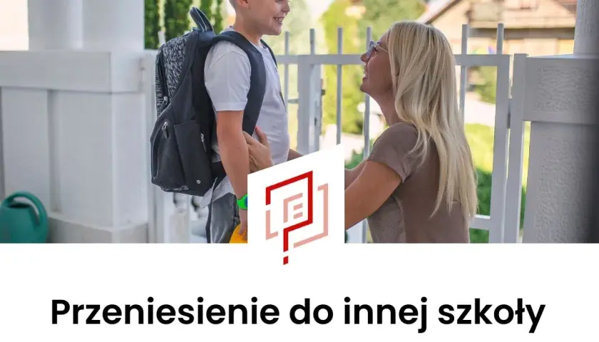 Chłopiec z plecakiem i mama rozmawiają o przeniesieniu do innej szkoły. Argumenty za zmianą są kluczowe.