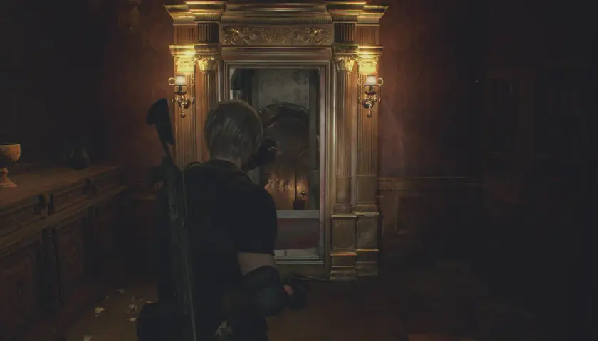 Leon w Resident Evil 4 szuka drogi, gdy wchodzi do bogato zdobionego korytarza.