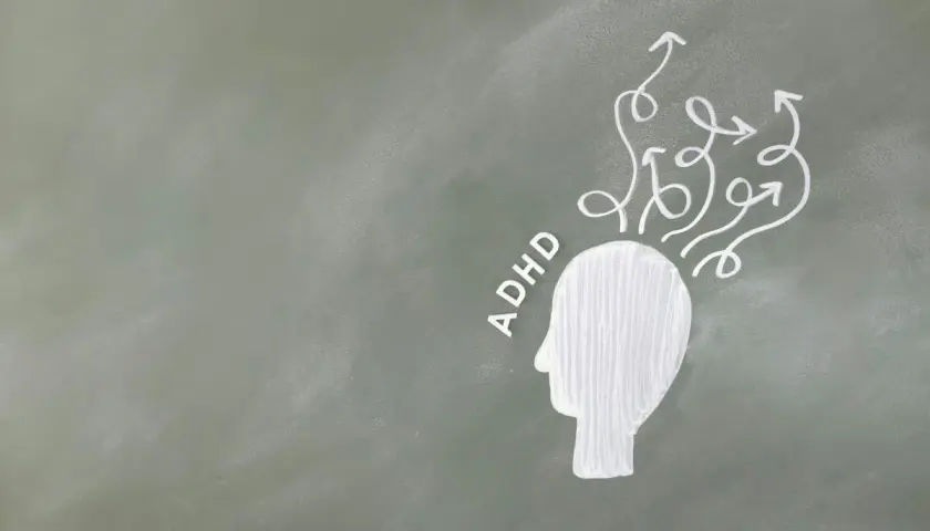Kopf mit Pfeilen, die Chaos symbolisieren, neben dem Wort "ADHD". Magnesium kann bei ADHD helfen.