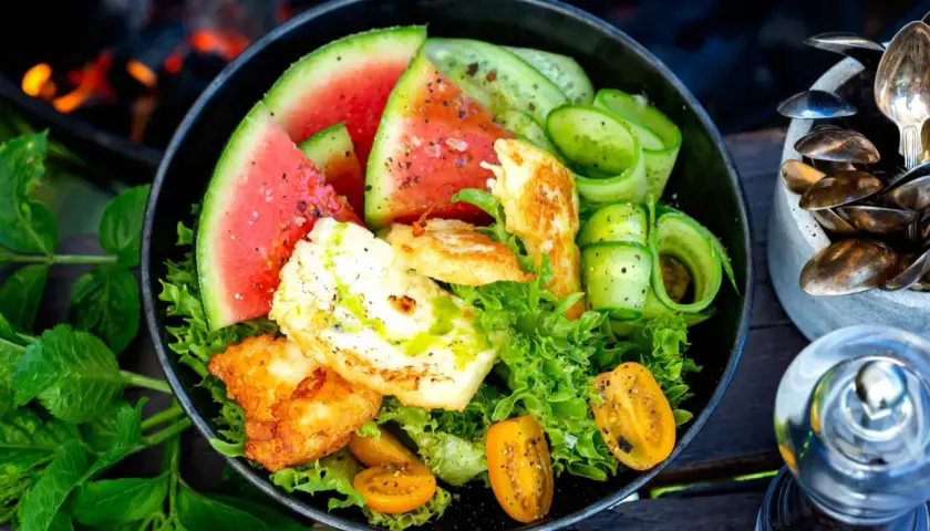 En härlig halloumi sallad med vattenmelon, gurka och körsbärstomater. Perfekt för en sommarmåltid vid grillen.