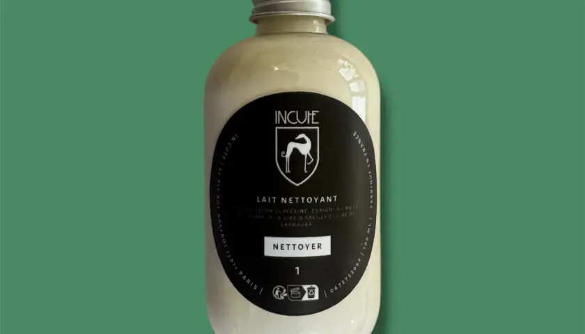 Lait nettoyant pour le cuir, une formule douce pour nettoyer et nourrir vos articles en cuir.