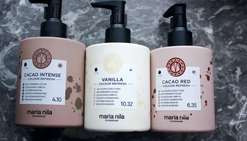 Tre flaskor Maria Nila Colour Refresh i nyanserna Cacao Intense, Vanilla och Cacao Red. Perfekt för en färginpackning hemma.
