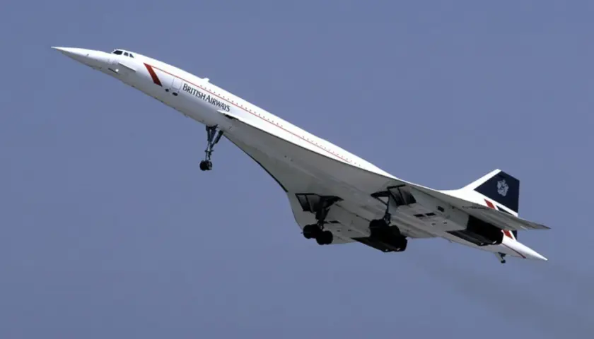 Concorde, legendarny francuski samolot naddźwiękowy British Airways, wznosi się na tle błękitnego nieba.