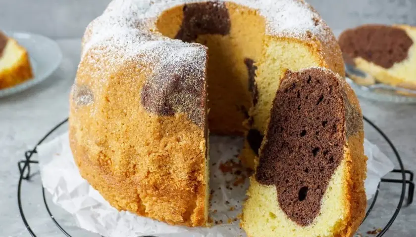 Saftiger Marmorkuchen, perfekt für jedes Kaffeetrinken. Dieses Marmorkuchen Rezept ist einfach und gelingt immer.