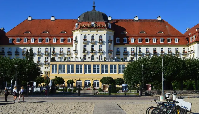 Grand Hotel w Sopocie, idealne miejsce na weekendowy wypad nad morze. Piękna plaża i błękitne niebo.