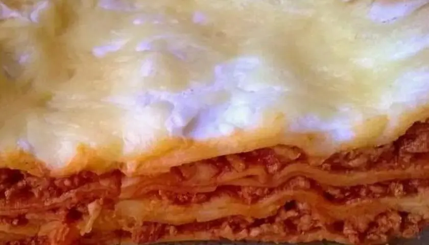 Pyszna lasagne, którą przygotowała Ania. Warstwy makaronu, sosu mięsnego i ciągnącego się sera.