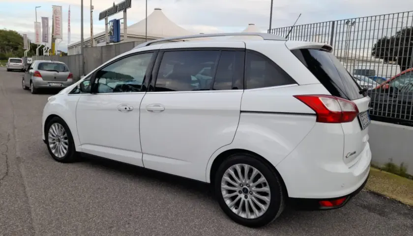 Ford C-Max 7 posti bianca, vista laterale. Ideale per famiglie numerose, offre spazio e comfort.