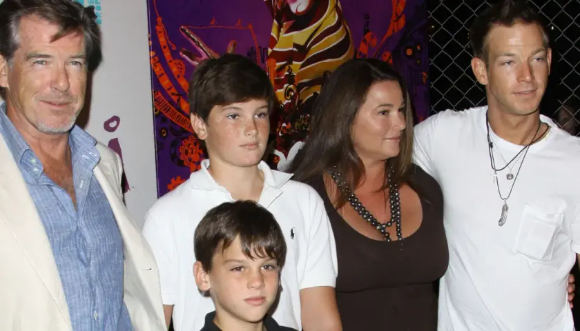 Pierce Brosnan z rodziną. Na zdjęciu jego dzieci, żona i syn.