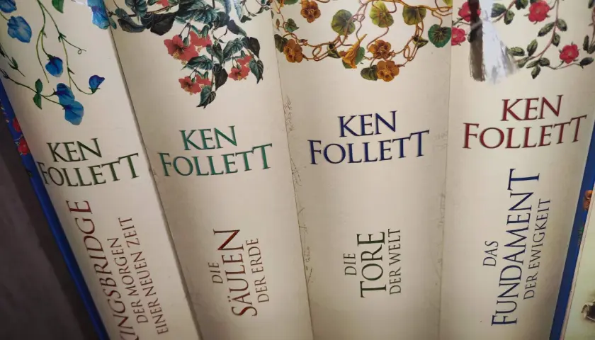 Bücher der Kingsbridge Saga von Ken Follett: "Der Morgen einer neuen Zeit", "Die Säulen der Erde", "Die Tore der Welt", "Das Fundament der Ewigkeit".