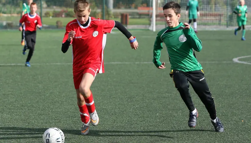 Szkółki piłkarskie Łódź: Jak wybrać najlepsze zajęcia dla dziecka?