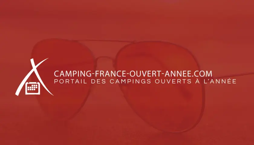 Logo et texte "Camping-France-Ouvert-Annee.com" sur fond rouge, avec des lunettes de soleil. Le portail des campings ouverts à l'année.