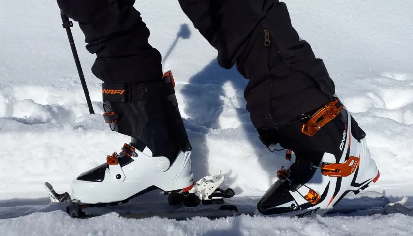 Nogi w butach do ski tury, gotowe do podboju ośnieżonych szlaków.