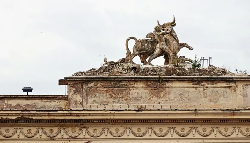 Scultura di un uomo che lotta con un toro, sul tetto dell'ex Mattatoio di Roma.