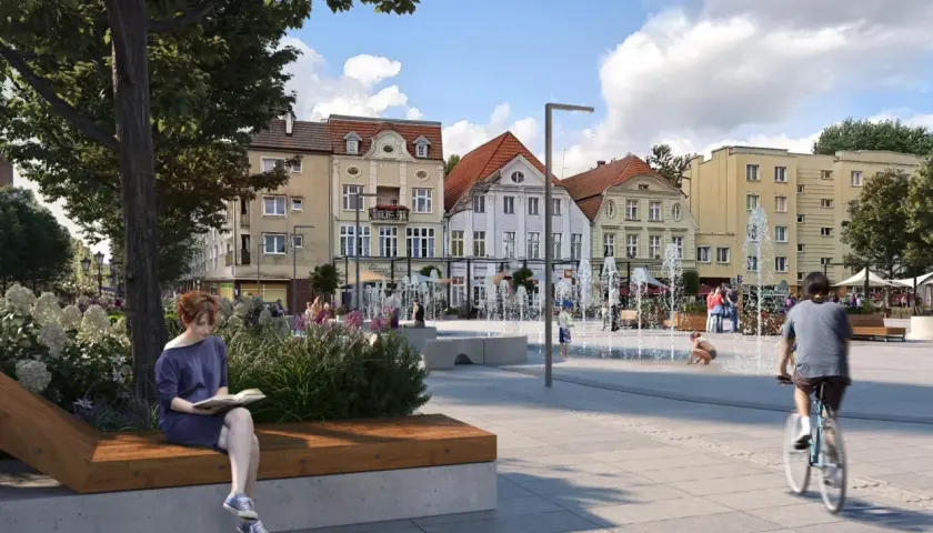 Stary Rynek w Słupsku tętni życiem: fontanny, ludzie odpoczywają i jeżdżą na rowerach.