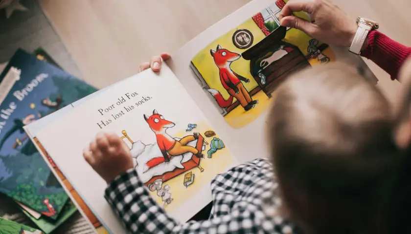 Ile godzin pracuje opiekunka w żłobku? Odkryj prawdę o godzinach pracy