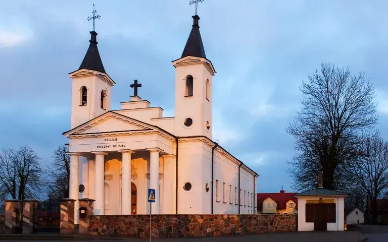 Kościoła czy kościoła - zasady pisowni, które musisz znać w 2025