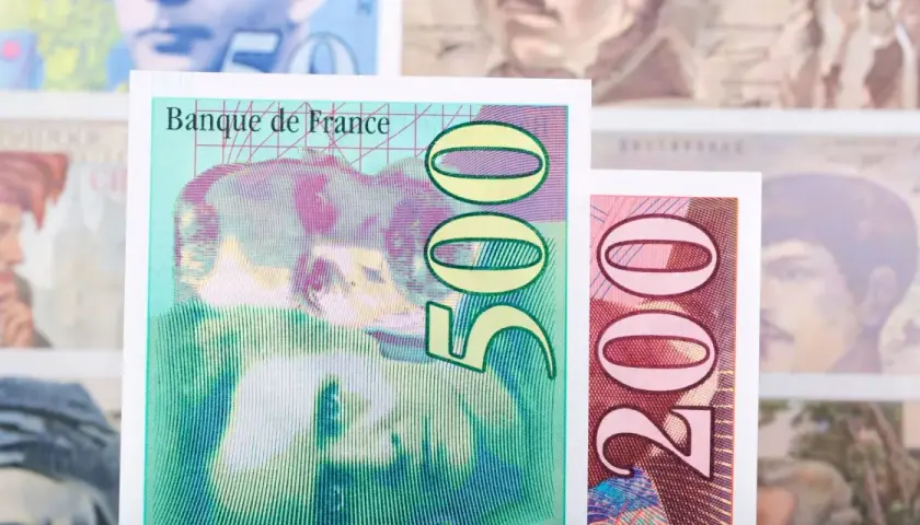 Fragmenty francuskich banknotów: 500 i 200 franków.