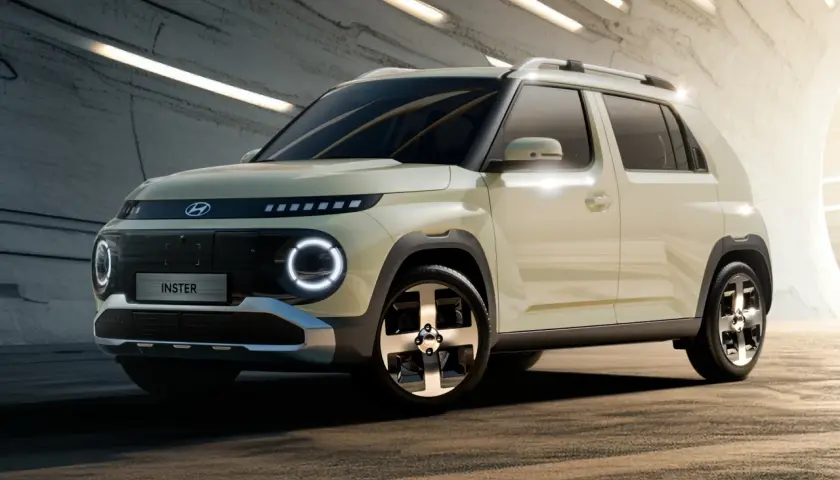 Nowy Hyundai Inster w kolorze kremowym, z okrągłymi światłami LED i charakterystycznym grillem. Sprawdź jego atrakcyjną cenę!