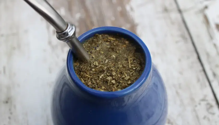 Niebieskie naczynie z yerba mate i metalową bombillą. Napar może być pomocny w kontroli cukrzycy.