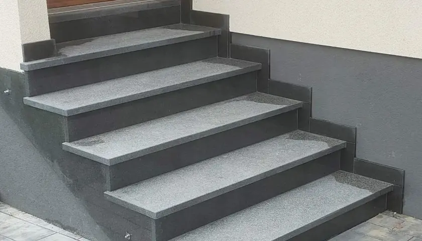 Z czego stopnie na schody zewnętrzne? Odkryj najlepsze materiały