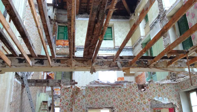 Travaux de rénovation : on s'apprête à refaire un plancher sur poutre dans une maison en démolition.