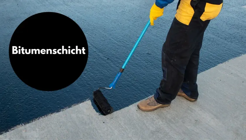 Arbeiter beschichtet mit Bitumen eine Fläche neu.