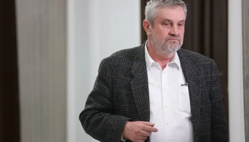 Jan Krzysztof Ardanowski, w tweedowej marynarce, zamyślony. Czy to jego prawdziwe przyczyny odejścia z partii PiS?