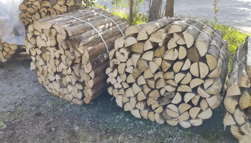 Gestapeltes Brennholz, bereit für den Winter. Kastanienholz hat einen hohen Brennwert und sorgt für wohlige Wärme.