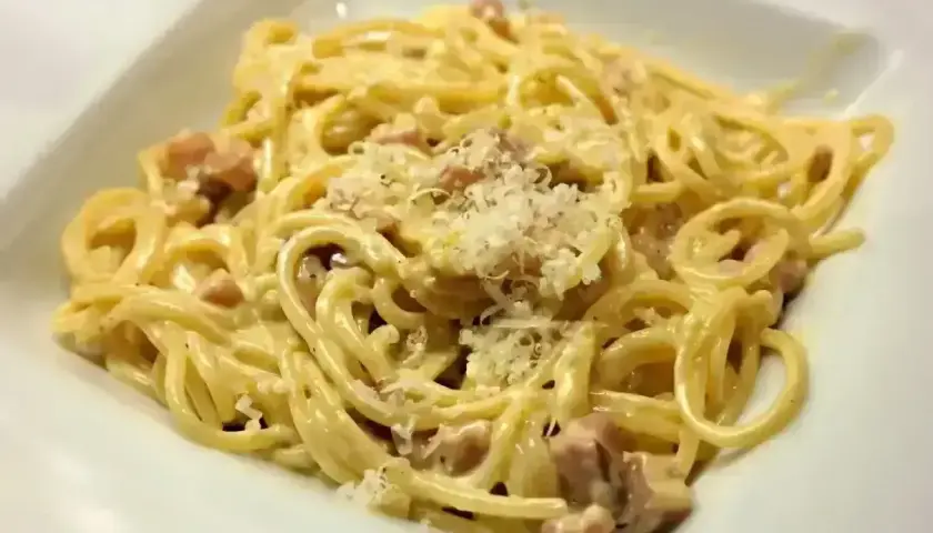 Spaghetti carbonara – przepis oryginalny ze śmietaną. Pyszne danie z makaronem, boczkiem i parmezanem, idealne na szybki obiad.