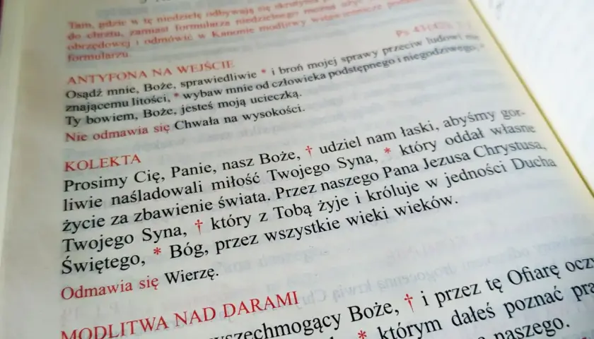 Jaka modlitwa zamiast mszy? Odkryj alternatywy dla uczestnictwa w liturgii
