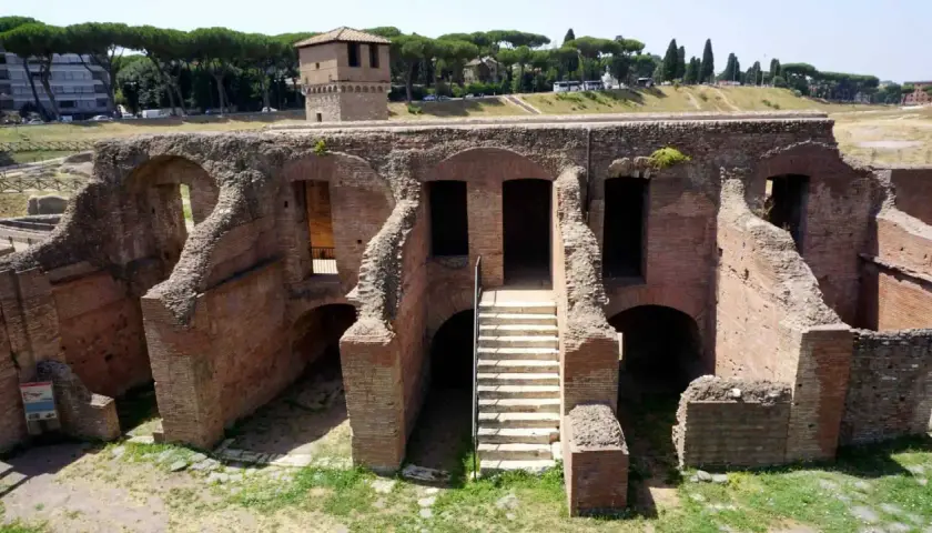 Antiche rovine romane vicino alla fermata metro Circo Massimo. Una scala conduce a un ingresso ad arco.