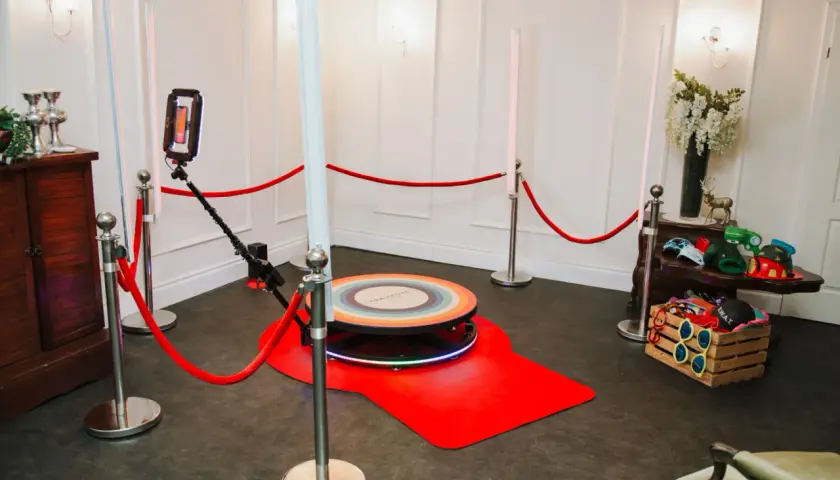 Jak działa fotobudka 360? Poznaj jej sekrety i korzyści dla Twojej imprezy!